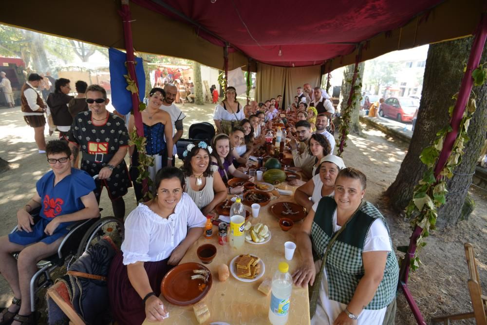 Miles de personas eligieron volver al medievo en Pontevedra en vez de refrescarse en la playa pese al calor extremo.