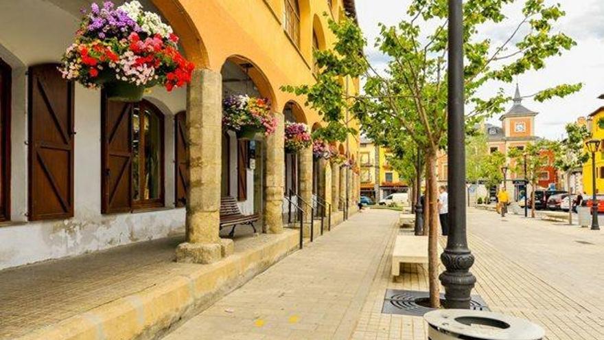 El passeig 10 d&#039;Abril de Puigcerdà guarnit de flors