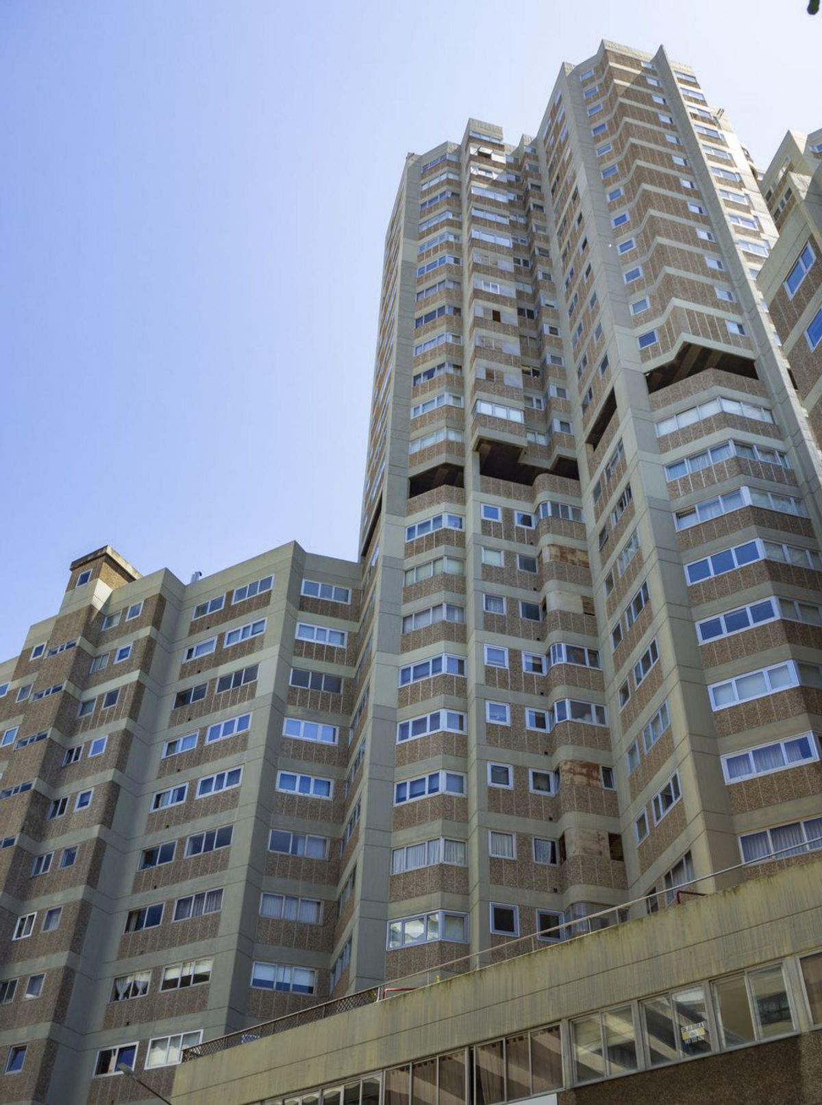 Edificio Trébol. Carlos Meijide Calvo, 1973. Formado por cuatro tréboles de diferentes alturas, es «un gran ejemplo de vivienda colectiva destinada a las clases trabajadoras y a las familias numerosas».