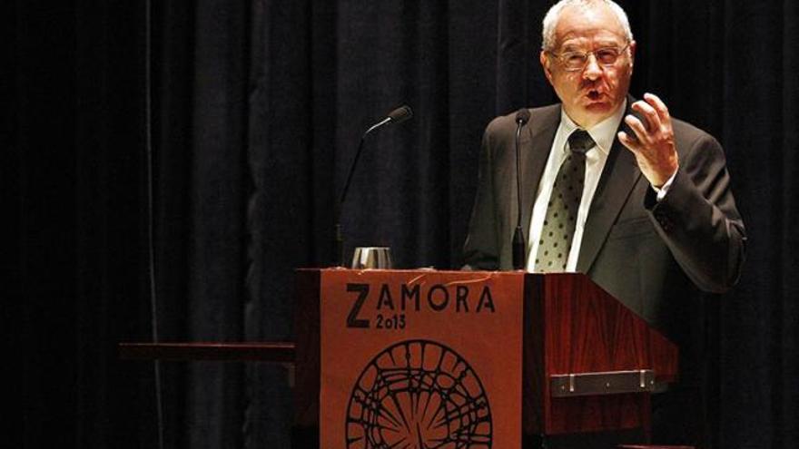 Delgado de Castro expone su pregón en el auditorio de Vigo.