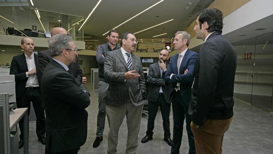 El presidente de la Escola Nacional de Bombeiros de Portugal, con Quiroga, Menor, López, Grandas, Rueda y Araújo, en el CIAE 112. // Bernabé / Cris M.V.