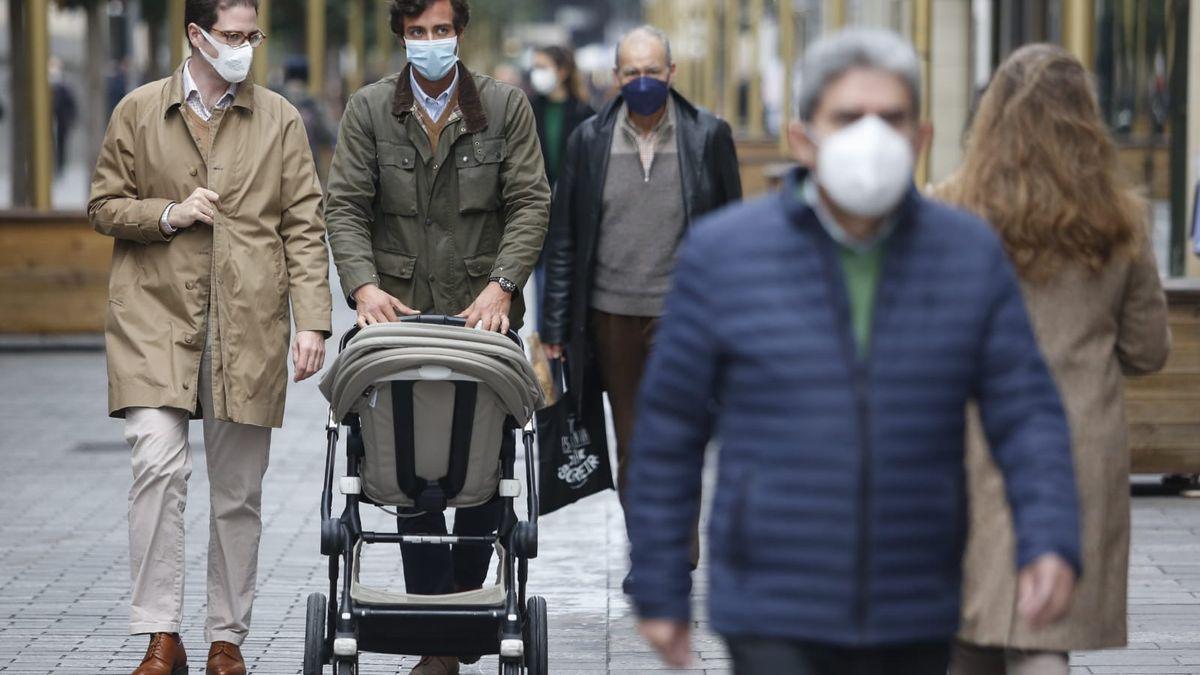 Varias personas pasean por Córdoba con mascarilla.