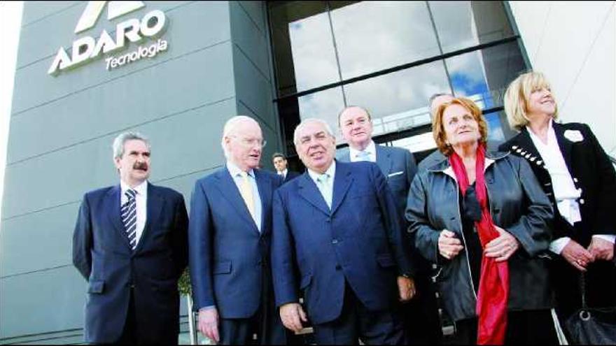 Por la izquierda, el consejero de Industria, Graciano Torre; el presidente de Adaro, Luis Adaro de Jove; el presidente del Principado, Vicente Álvarez Areces; la alcaldesa, Paz Fernández Felgueroso, y Covadonga Adaro de Jove.