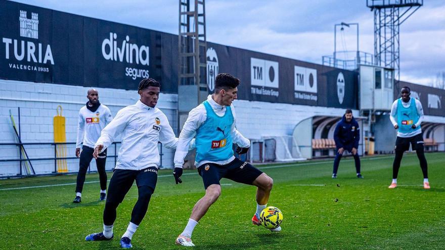 Pepelu controla el balón junto a Ramazzani en el entrenamiento de ayer en Paterna, mientras que Danjuma hace ejercicios de fuerza en la imagen de abajo. En la otra, Diakhaby celebra un gol con Baptiste Santamaría en Mestalla. | VCF / F. CALABUIG