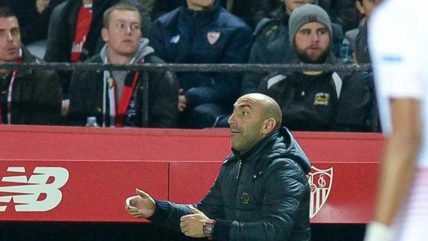 Abelardo da instrucciones a sus jugadores desde la banda del Sánchez Pizjuán.