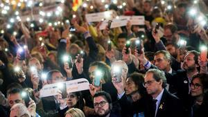GRAF8109. BARCELONA, 16/10/2018.- El presidente de la Generalitat, Quim Torra (abajo 2d), participa en la concentración Un año de vergüenza, un año de dignidad convocada por la ANC y Ómnium en homenaje a Jordi Sánchez y Jordi Cuixart, cuando se cumple un año de su prisión preventiva, hoy en la Plaza Cataluña de Barcelona. EFE/Enric Fontcuberta