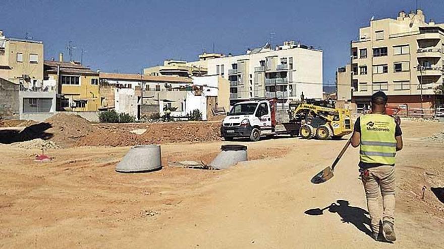 Parte del solar donde estará el paseo y la zona verde, con la calle Alfambra al fondo.