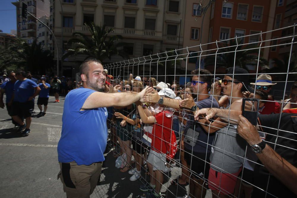 La mascletà de la pirotecnia valenciana Fuegos Artificiales del Mediterráneo hace retumbar la emblemática plaza con un disparo compacto con un potente final terrestre y aéreo