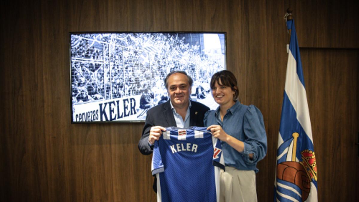 Jokin Aperribay, presidente de la Real Sociedad (izquierda) con Lore Azpitarte, responsable de Marketing de Keler (derecha), en el momento de la formalización del acuerdo.