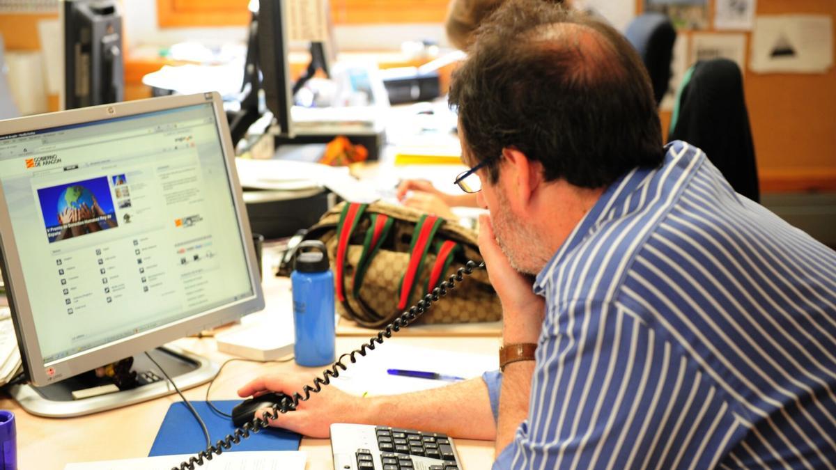 Un funcionario delante de un ordenador.