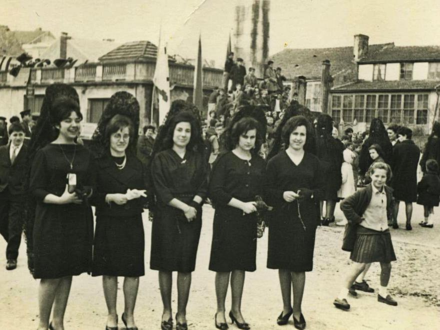 Mujeres con mantilla durante la procesión.