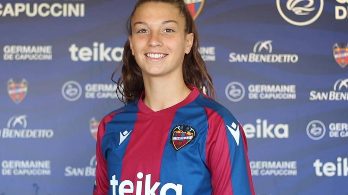 Silvia Lloris posando con la camiseta del Levante