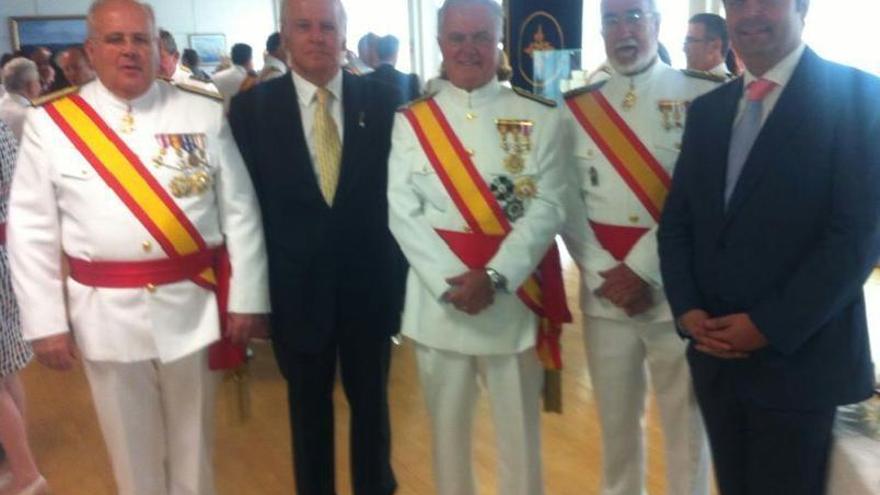 Los cubicularios Javier Palmero y Francisco Javier García Faria junto al Almirante General Manuel Rebollo y los almirantes Pery y Cornago.