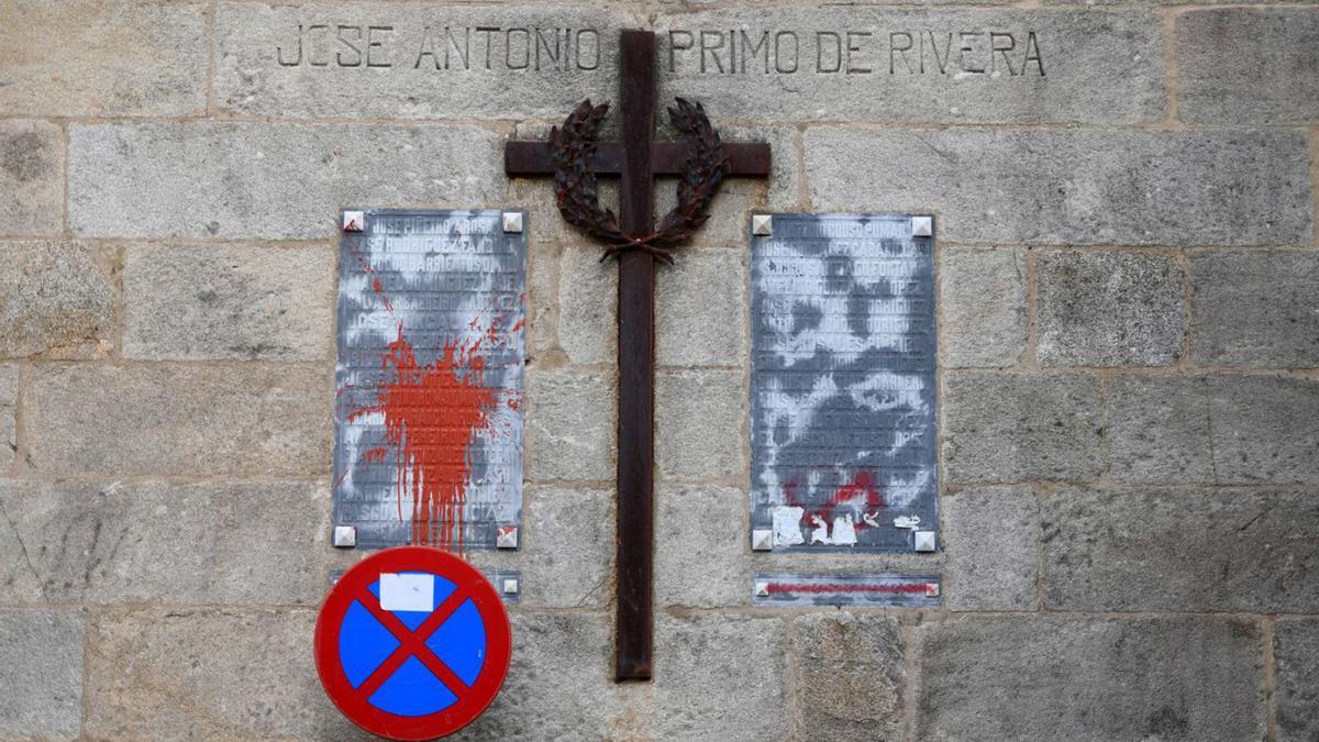 Placas y cruz situadas en la fachada sur de la Iglesia Vieja de Marín. |   // FDV