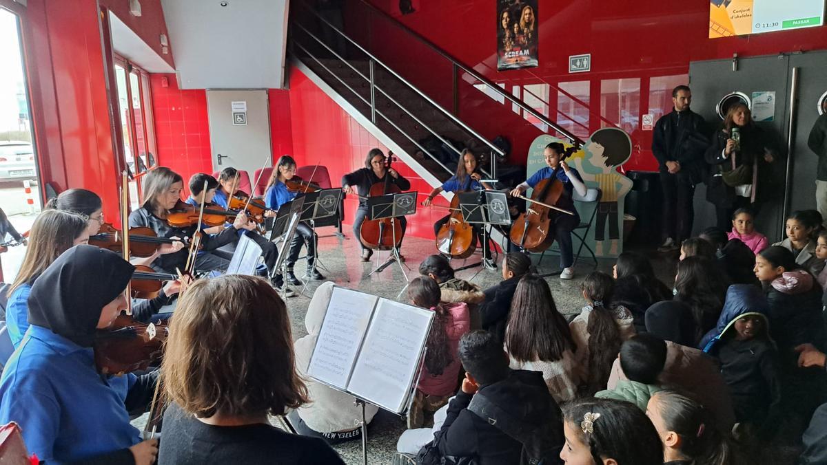 Un públic molt nombrós ha seguit amb atenció la interpretació de diferents peces musicals.