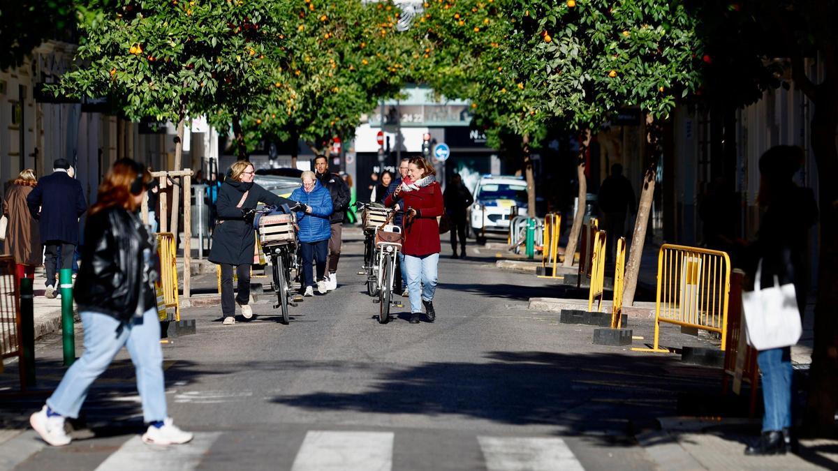 Los peatones toman la calzada el último día de peatonalización de Jorge Juan