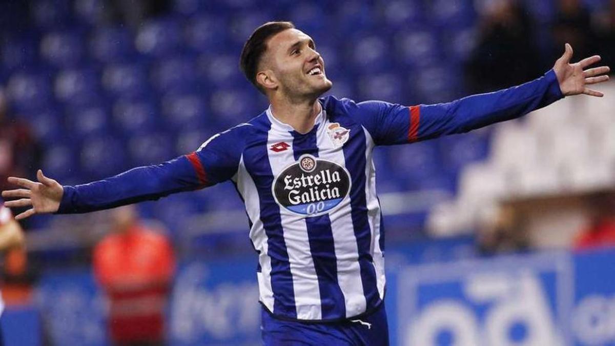 Lucas Pérez celebra un gol con el Deportivo en 2015.