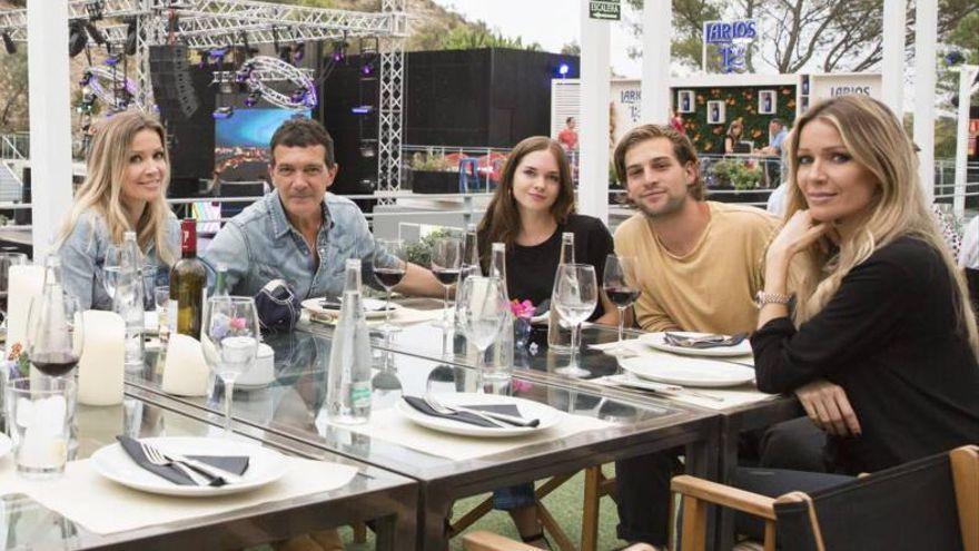 Banderas, con su novia y su hermana, Stella del Carmen y su pareja, Eli Meyer.