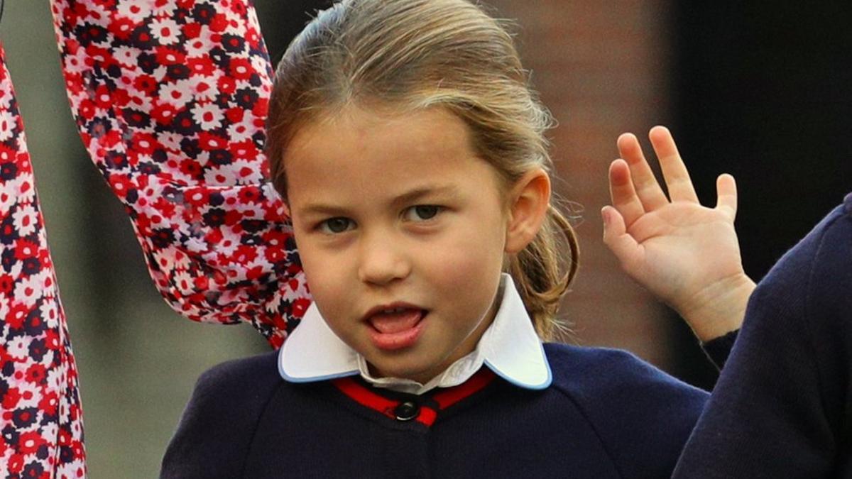 La princesa Carlota de Cambridge saluda a la prensa a su llegada a la escuela Thomas's Battersea, en Londres.