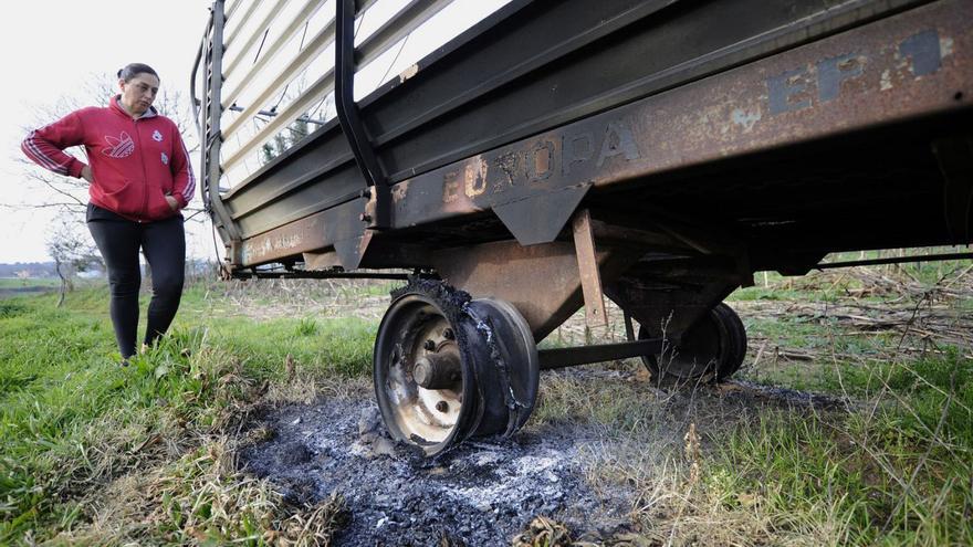 Queman las ruedas de un autocargador de una explotación ganadera de Palmaz