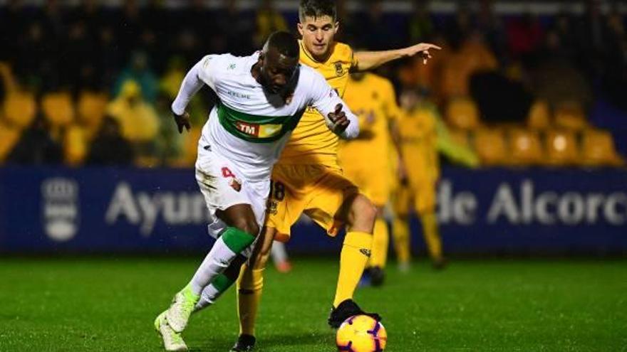 El central Neyder Lozano trata de irse de un rival en el duelo Alcorcón-Elche disputado el domingo en Santo Domingo.