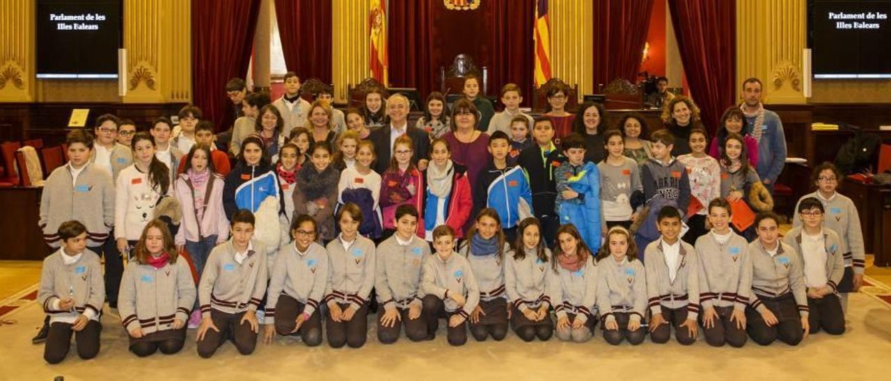 Els alumnes que participaren en aquesta edició del Parlament infantil.