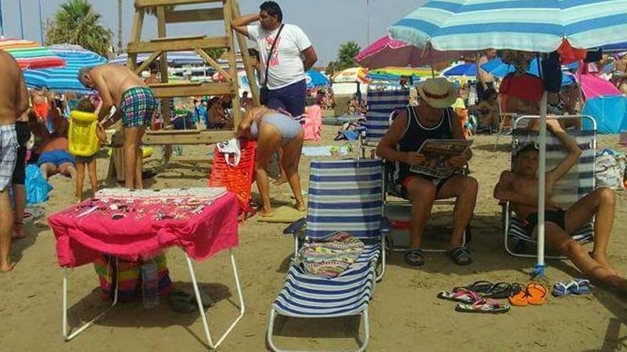 El PP presenta una moción para combatir la venta ilegal en playas y paseos