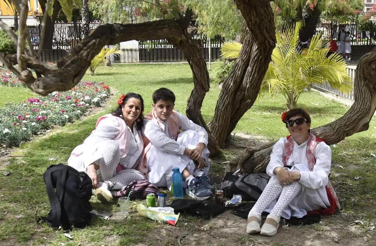 Una familia se reúne en el césped del Paseo del Malecón.