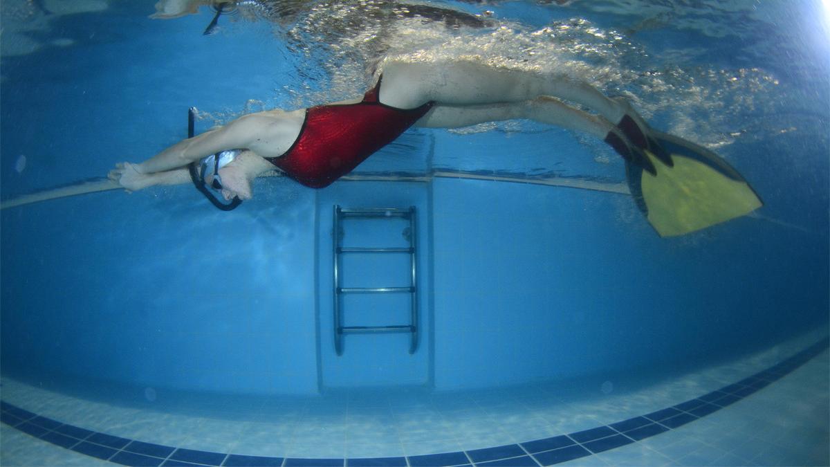 Una practicante de natación con aletas.