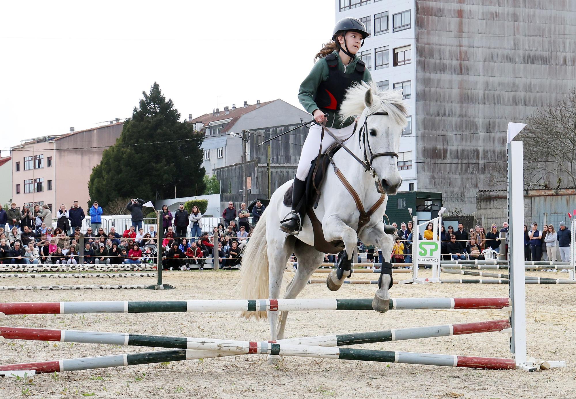 Tui. Concurso de saltos de caballo para niños durante la Feria Cabalar.