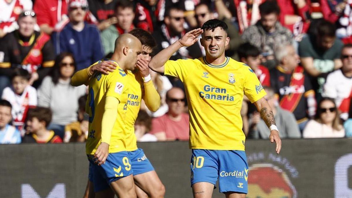 Los jugadores de la UD Las Palmas celebran ante el Rayo.