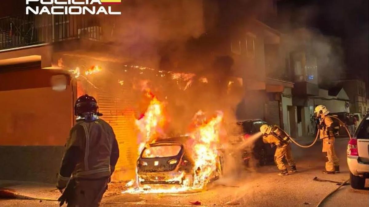 Mutige-Rettung-in-Palma-Bewohner-bei-Feuer-eingeschlossen-Polizistin-reagiert-schnell