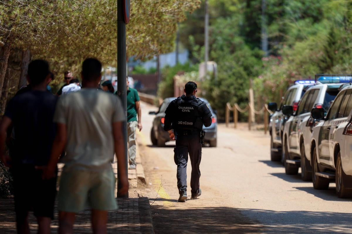 Las imágenes del despliegue policial por los okupas de Punta Arabí. Las imágenes del despliegue policial por los okupas de Punta Arabí.