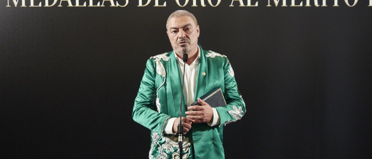 Antonio Canales posa con su medalla de oro al Mérito de las Bellas Artes 2022.