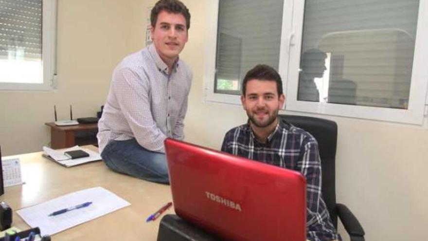 Carlos Herrero y Juan Uceda en el chalé de Novelda que han convertido en su empresa.