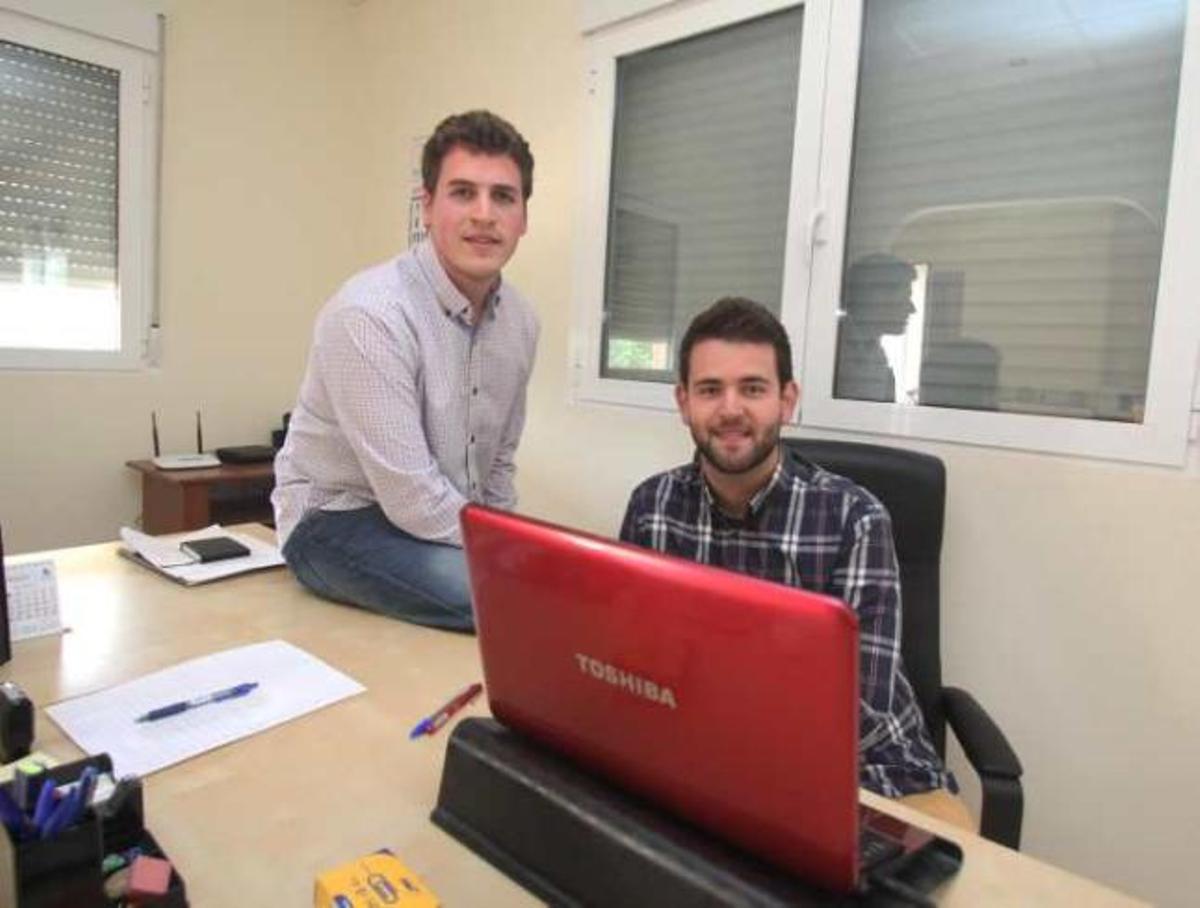 Carlos Herrero y Juan Uceda en el chalé de Novelda que han convertido en su empresa.