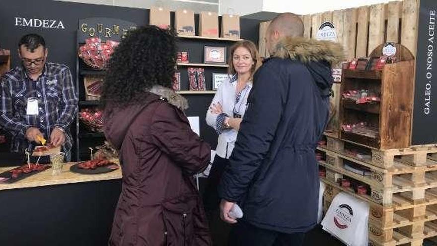 Pilar Diéguez departe con clientes en el estand de la firma dezana.