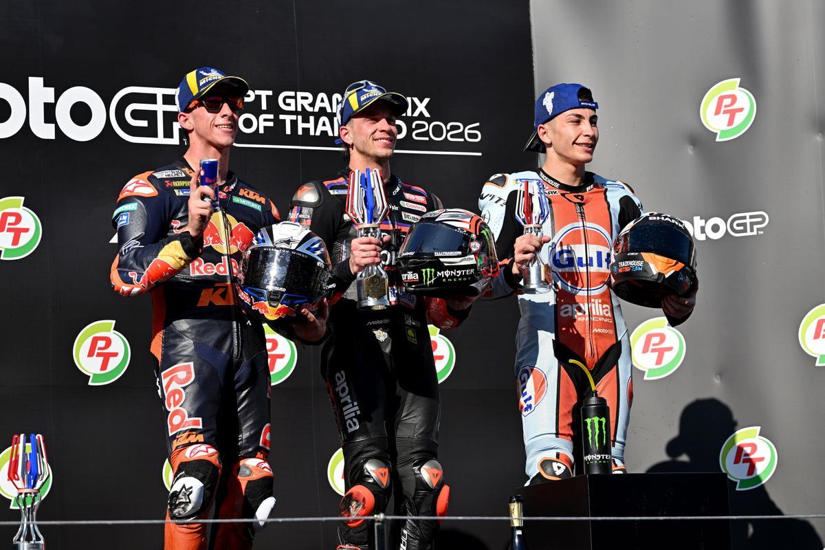 BEZZECCHI Marco (ita), Aprilia Racing, Aprilia RS-GP26, podium, portrait with ACOSTA Pedro (spa), Red Bull KTM Factory Racing, KTM RC16 and FERNANDEZ Raúl (spa), Trackhouse MotoGP Team, Aprilia RS-GP26 during the 2026 MotoGP PT Grand Prix of Thailand on the Chang International Circuit from February 27th, to March 1st, in Buriram, Thailand - Photo Studio Milagro / DPPI AFP7 01/03/2026 ONLY FOR USE IN SPAIN