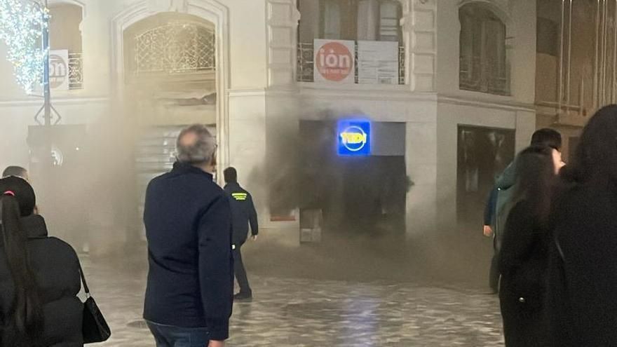 Así ha sido el incendio en una tienda del centro histórico de Cartagena