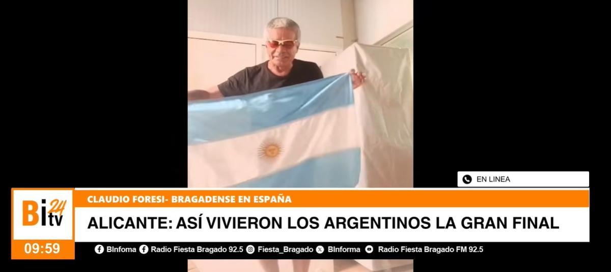 Claudio Foresi con la bandera argentina.