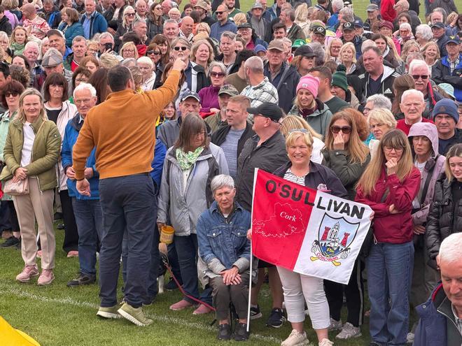 Casi 2.000 personas con el apellido O'Sullivan se reunen en Irlanda para batir un récord mundial