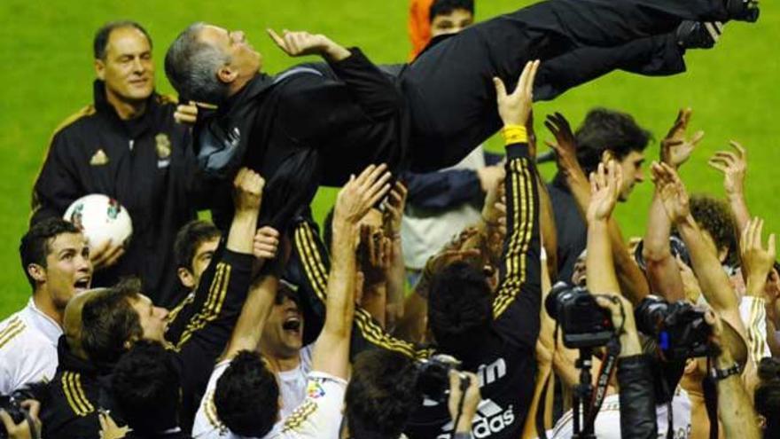 Mourinho, manteado por sus futbolistas.