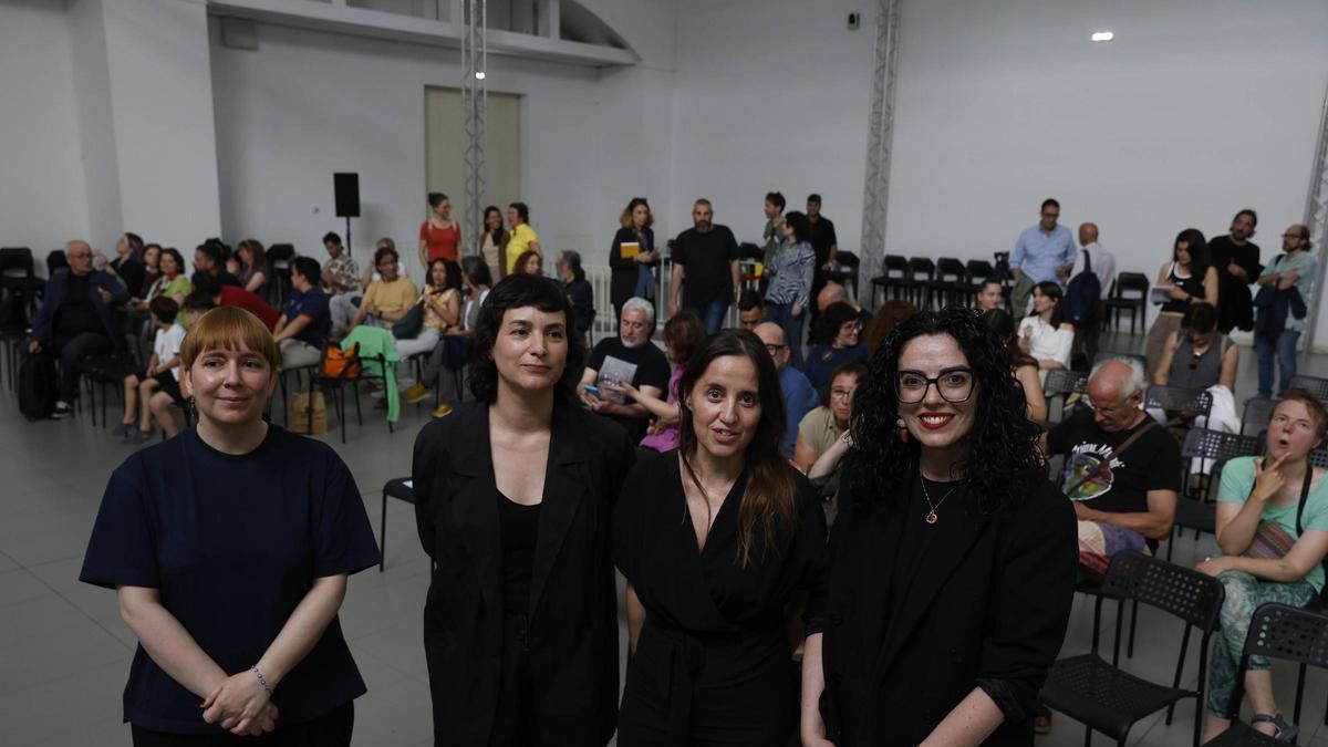 Por la izquierda, Semíramis González, Zoe López, Paula Mota y Vanessa Gutiérrez, este viernes, al inicio del acto en LABoral.
