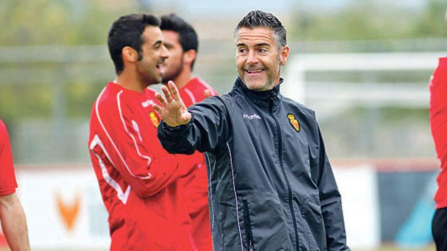 Lluís Carreras da instrucciones sonriente a sus pupilos durante un entrenamiento en Son Bibiloni.