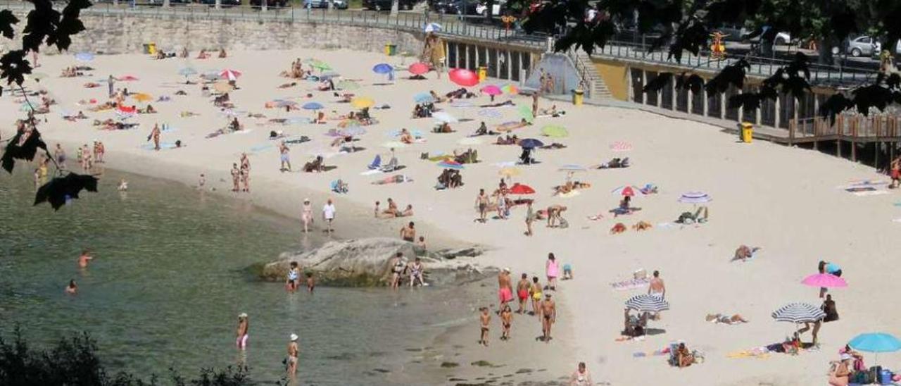 Imagen de vecinos y turistas de Marín en el arenal de Portocelo. // Santos Álvarez