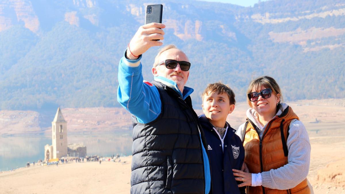 Una familia se fotografía en el pantano de Sau