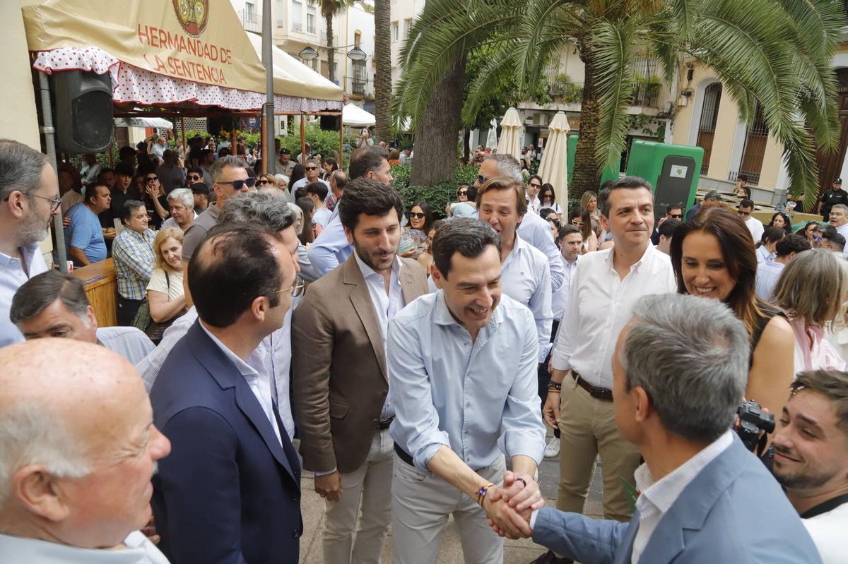 Juanma Moreno hace campaña en las Cruces de Mayo de Córdoba Juanma Moreno hace campaña en las Cruces de Mayo de Córdoba