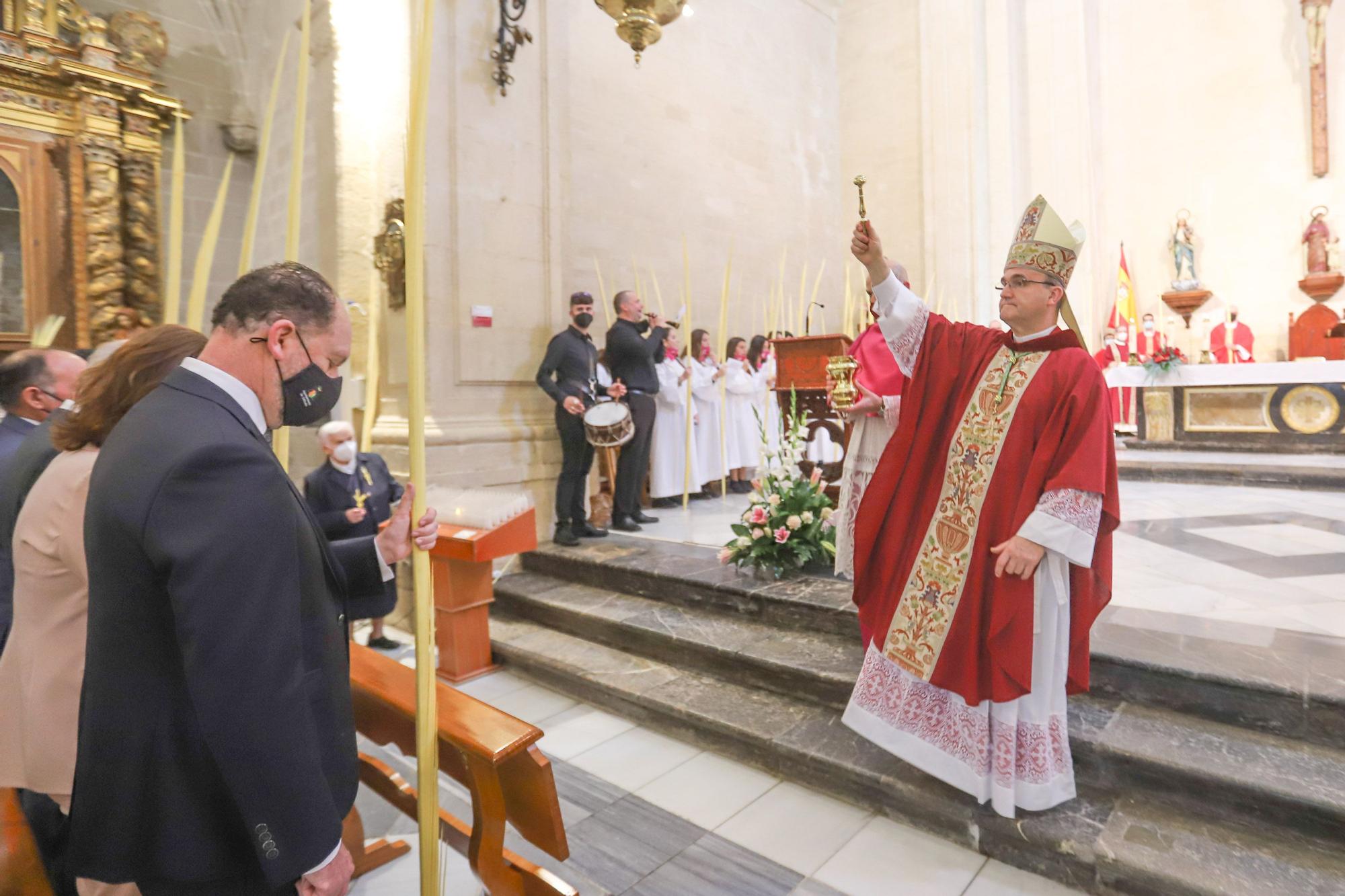 El obispo Munilla preside la procesión de las Palmas en Orihuela