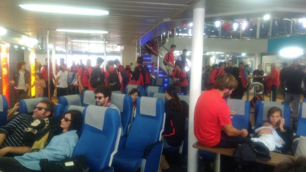 Aficionados acompañan al RCD Mallorca a Formentera