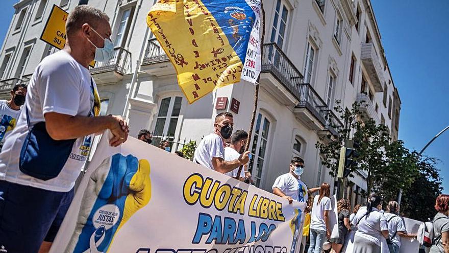 Los pescadores canarios salen estos días a la calle a protestar por la cuota del atún rojo. En la imagen, una concentración frente a la Subdelegación del Gobierno en la Isla.